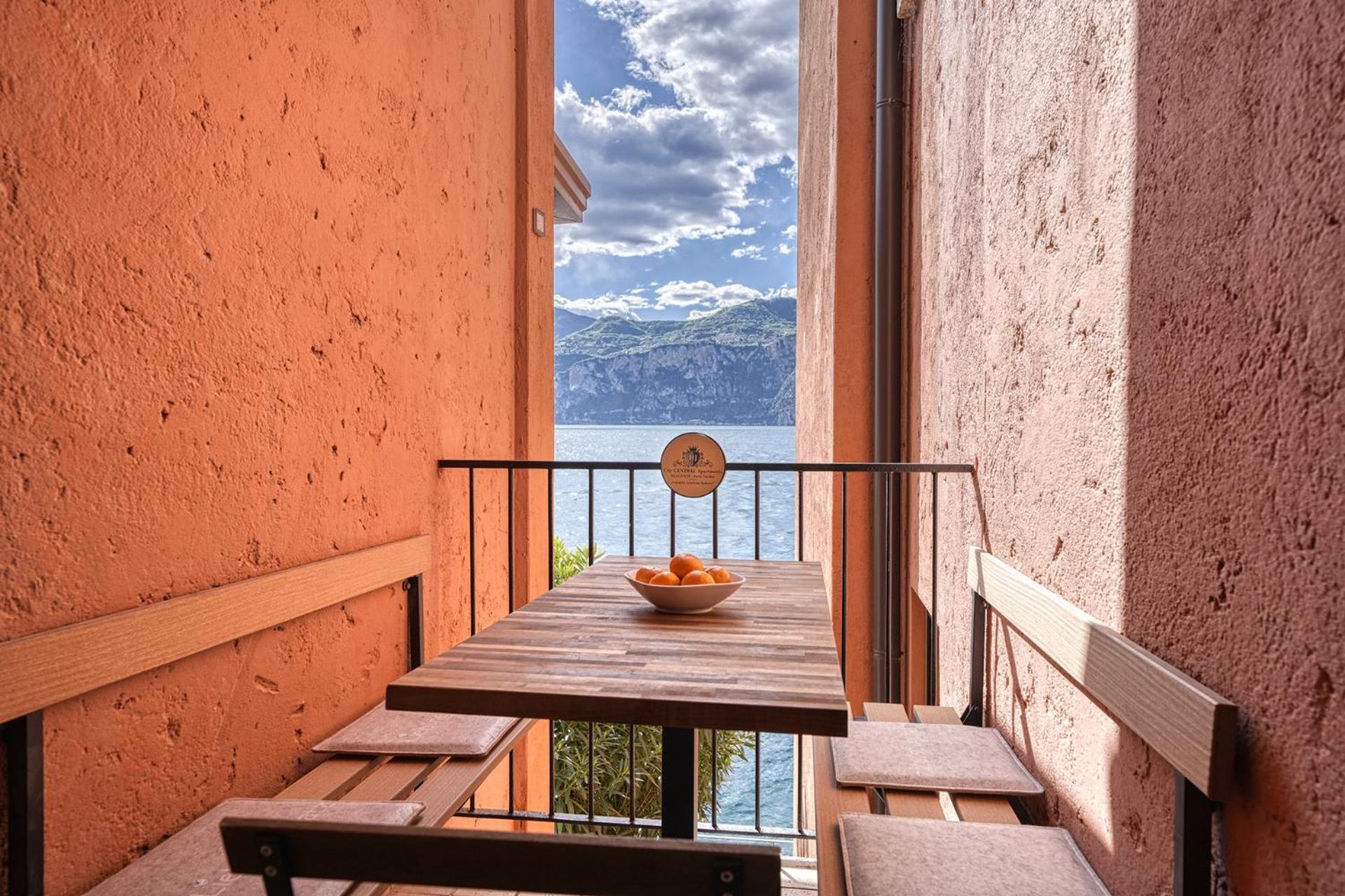 City Central Apartment Romantic Lakefront Balcony - Malcesine - Porto Vecchio 11 Экстерьер фото
